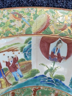 Lot 962 - CHINESE CANTONESE FAMILLE ROSE BOWL