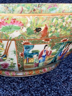 Lot 962 - CHINESE CANTONESE FAMILLE ROSE BOWL