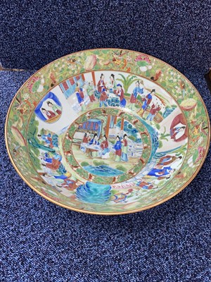 Lot 962 - CHINESE CANTONESE FAMILLE ROSE BOWL