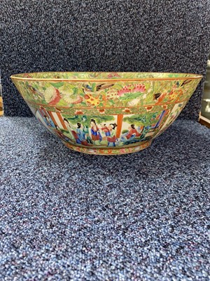 Lot 962 - CHINESE CANTONESE FAMILLE ROSE BOWL