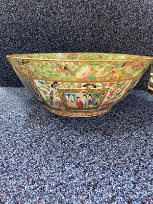Lot 962 - CHINESE CANTONESE FAMILLE ROSE BOWL