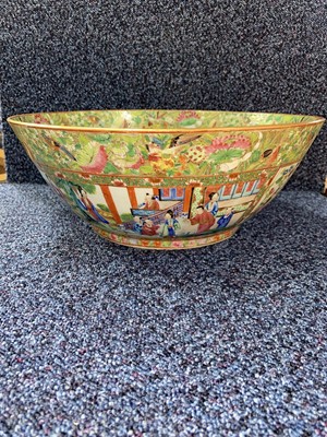 Lot 962 - CHINESE CANTONESE FAMILLE ROSE BOWL
