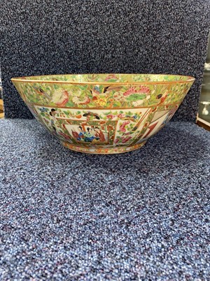 Lot 962 - CHINESE CANTONESE FAMILLE ROSE BOWL