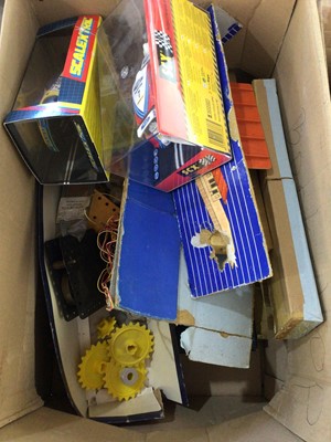 Lot 101 - GROUP OF VARIOUS TOYS AND VINTAGE GAMES