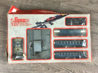 Lot 105 - LIMA HO ELECTRIC TRAIN SET
