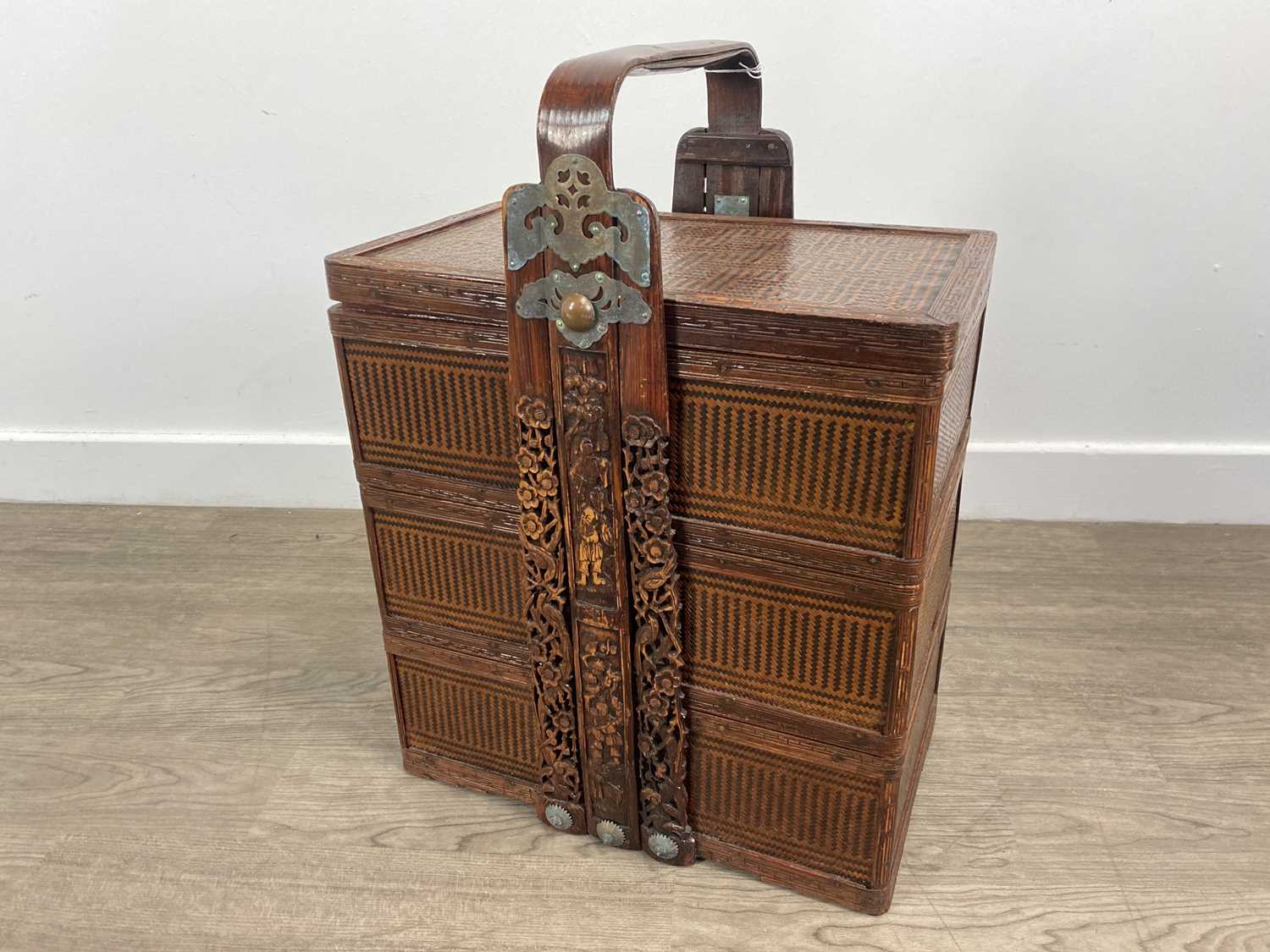 Lot 977 - CHINESE PICNIC BASKET