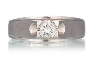 Lot 489 - DIAMOND SOLITAIRE RING