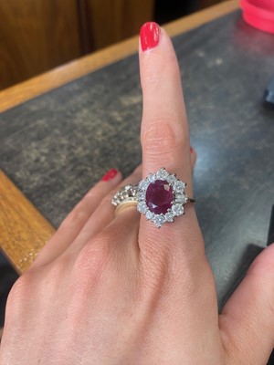 Lot 493 - RUBY AND DIAMOND RING