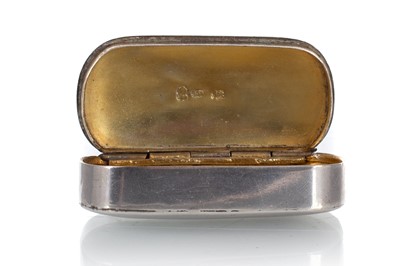 Lot 1379 - SILVER SNUFF BOX