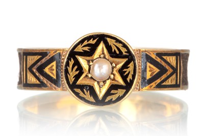 Lot 523 - VICTORIAN HAIRWORK MOURNING RING