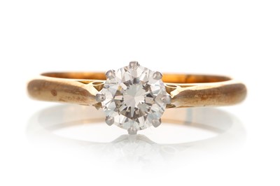 Lot 528 - DIAMOND SOLITAIRE RING
