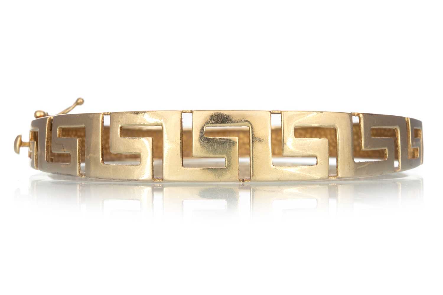 Lot 535 - GOLD GREEK KEY BANGLE