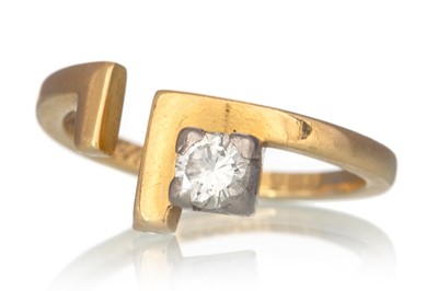 Lot 555 - DIAMOND SOLITAIRE RING