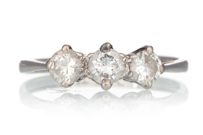 Lot 573 - DIAMOND THREE STONE RING