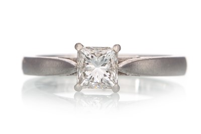 Lot 551 - DIAMOND SOLITAIRE RING