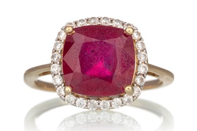 Lot 552 - SYNTHETIC RUBY AND GEM SET RING