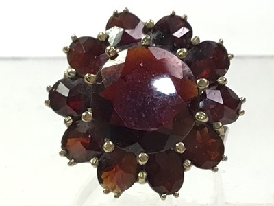 Lot 507 - GARNET FLOWER CLUSTER RING