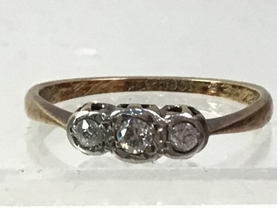 Lot 509 - DIAMOND THREE STONE RING