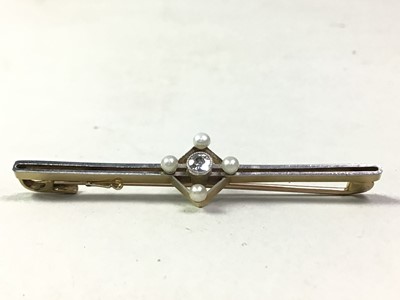 Lot 512 - DIAMOND AND PEARL BAR BROOCH