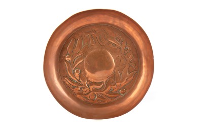 Lot 51 - W.H. MAWSON (BRITISH, 1872-1960) FOR THE KESWICK HOME INDUSTRIES, ARTS & CRAFTS COPPER DISH