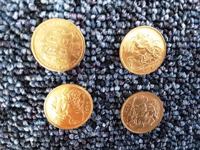 Lot 34 - COLLECTION OF TEN GOLD HALF SOVEREIGN COINS