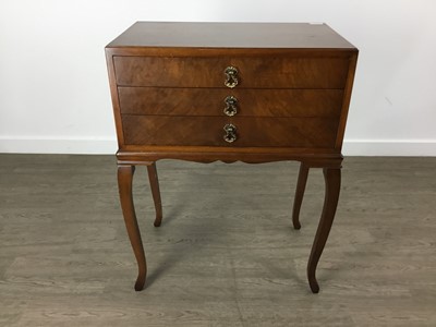 Lot 520 - MAHOGANY TABLE CANTEEN OF ONEIDA SILVER PLATED CUTLERY