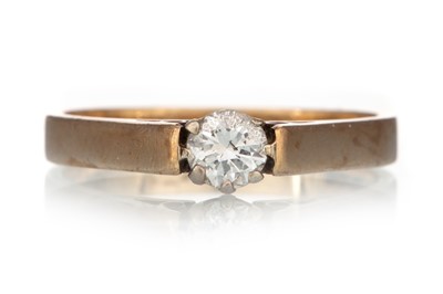 Lot 628 - DIAMOND SOLITAIRE RING