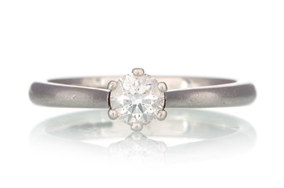 Lot 647 - DIAMOND SOLITAIRE RING