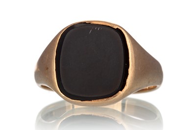 Lot 657 - ONYX SIGNET RING