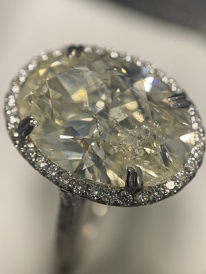Lot 590 - IMPRESSIVE DIAMOND SOLITAIRE RING