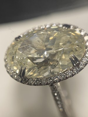 Lot 590 - IMPRESSIVE DIAMOND SOLITAIRE RING