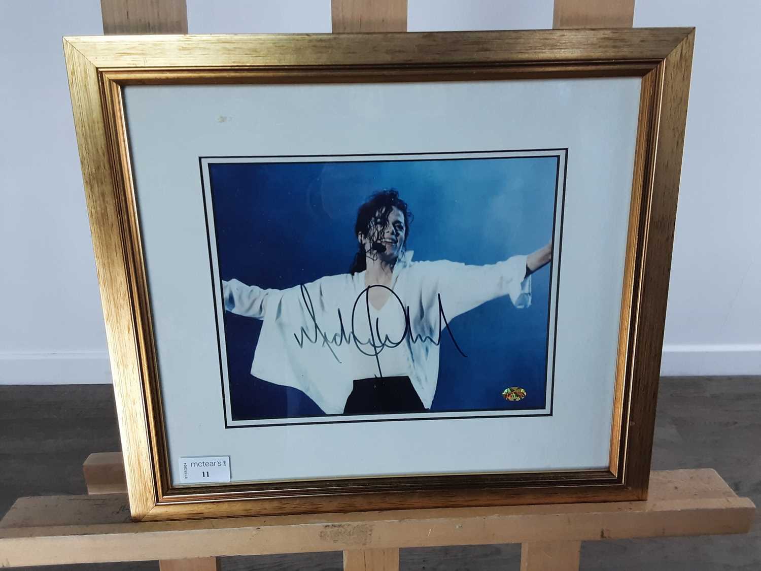 Lot 11 - SIGNED MICHAEL JACKSON PHOTOGRAPH