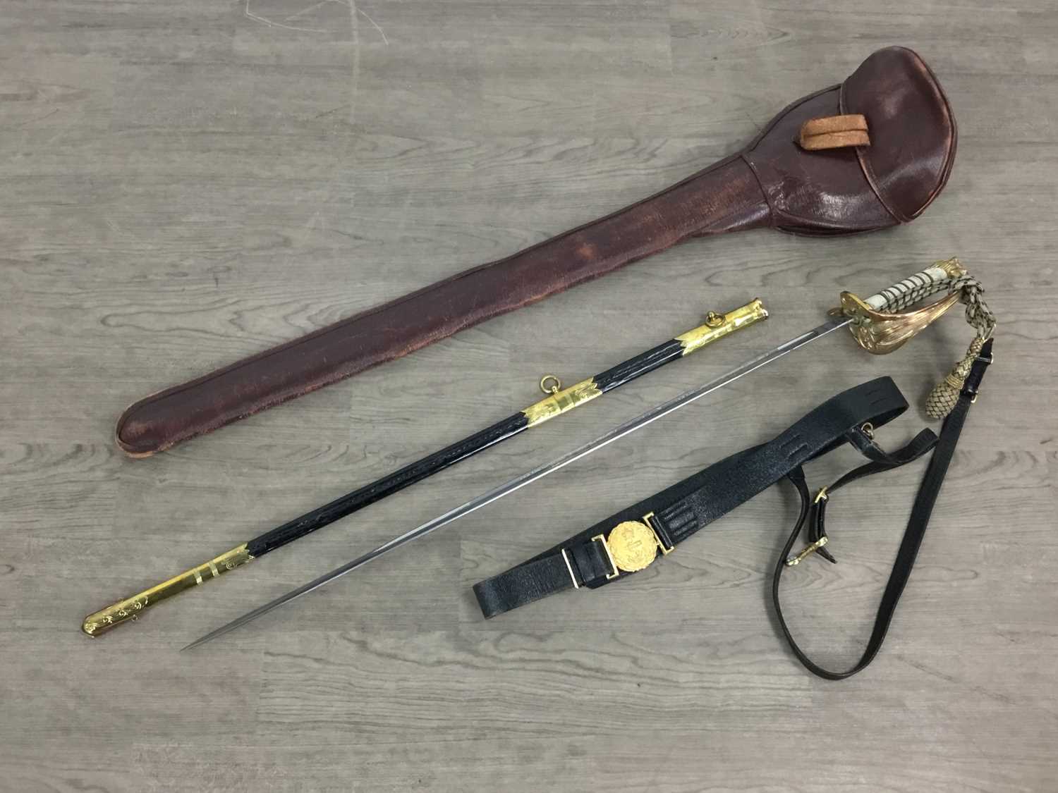 Lot 4 - BRITISH ROYAL NAVAL OFFICER'S DRESS SWORD