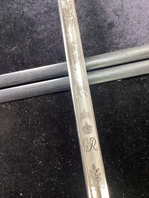 Lot 4 - BRITISH ROYAL NAVAL OFFICER'S DRESS SWORD