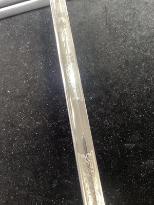 Lot 4 - BRITISH ROYAL NAVAL OFFICER'S DRESS SWORD
