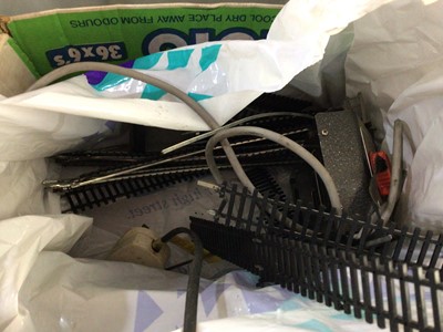 Lot 2 - GROUP OF 00 GAUGE RAILWAY ITEMS