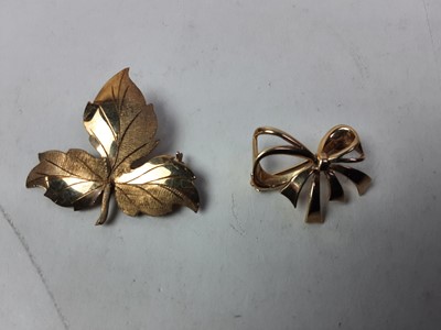 Lot 48 - TWO NINE CARAT GOLD BROOCHES