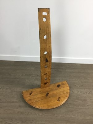 Lot 116 - BOTTLE HOLDER