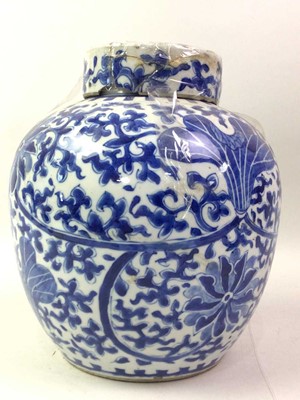 Lot 1207 - LATE 19TH/EARLY 20TH CENTURY CHINESE BLUE AND WHITE LIDDED GINGER JAR