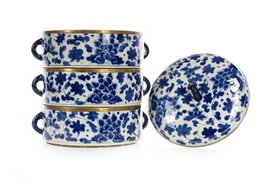 Lot 423 - CHINESE BLUE AND WHITE THREE TIER LIDDED FOOD BOX