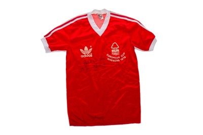 Lot 1725 - NOTTINGHAM FOREST F.C., SIGNED HOME JERSEY