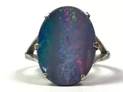 Lot 400 - NINE CARAT WHITE GOLD AND TRIPLET OPAL RING