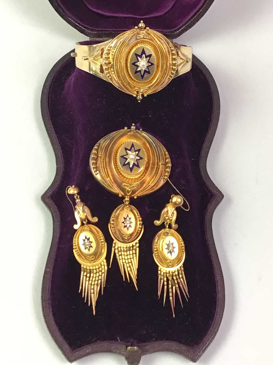 Lot 625 - TREMENDOUS VICTORIAN ETRUSCAN REVIVAL SUITE OF JEWELLERY