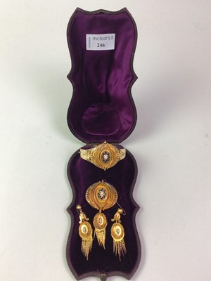 Lot 625 - TREMENDOUS VICTORIAN ETRUSCAN REVIVAL SUITE OF JEWELLERY