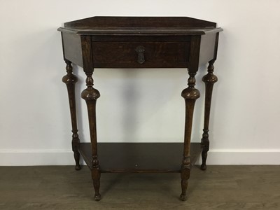 Lot 423 - OAK SIDE TABLE