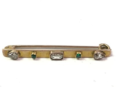 Lot 427 - NINE CARAT GOLD BAR BROOCH