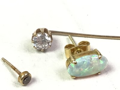 Lot 443 - GOLD STICK PIN AND AN EARRING