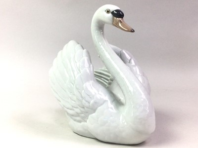 Lot 260 - LLADRO FIGURE OF A SWAN