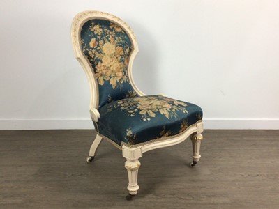 Lot 499 - 20TH CENTURY GOSSIP CHAIR