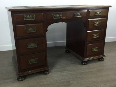 Lot 473 - MAHOGANY KNEEHOLE DESK